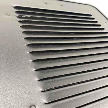 Lüftungsgitter Schiebefenster VW T7 Fahrerseite links EXCLUSIV - Lüftungsgitter Vorderseite Detailansicht Lüftungsschlitze
