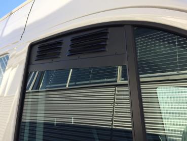 Lüftungsgitter Frischlüfter VW Crafter Fahrerhaus und MAN TGE ab 03/2017 - Lüftungsgitter Beifahrerseite vorne verbaut in weißem Fahrzeug