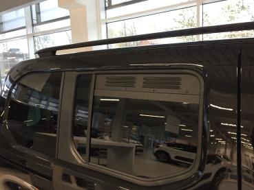 Lüftungsgitter Seitenfenster Peugeot Rifter, Citroen Berlingo, Opel Combo, Toyota Proace City ab 09/2018 - Lüftungsgitter Beifahrerseite hinten - verbaut in schwarzem Fahrzeug