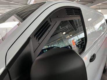 Lüftungsgitter Fahrerhaus Ford Custom ab 2024 V710 - Lüftungsgitter Fahrerseite vorne - verbaut in weißem Fahrzeug
