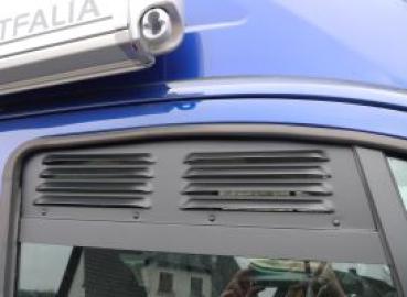 Lüftungsgitter Frischlüfter Ford Transit Custom, Tourneo und Nugget Fahrerhaus ab BJ 2012 - Lüftungsgitter Beifahrerseite vorne verbaut in blauem Fahrzeug