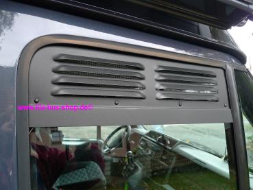 Lüftungsgitter Frischlüfter Ford Transit + Nugget Fahrerhaus ab 07/2006 bis 2013 - Lüftungsgitter eingebaut Beifahrerseite vorne in dunklem Fahrzeug Aussenansicht