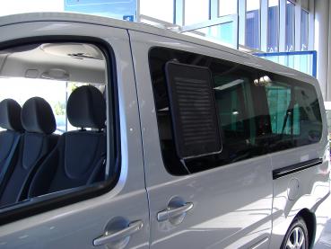 Lüftungsgitter Schiebefenster Citroen Jumpy ab 01/2007-03/2016 links - Fahrerseite - Lüftungsgitter Fahrerseite hinten verbaut in weißem Fahrzeug