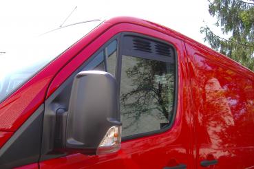 Lüftungsgitter Frischlüfter Mercedes Sprinter Fahrerhaus BJ 04/2006-2018 - Lüftungsgitter montiert Fahrerseite vorne in rotem Fahrzeug