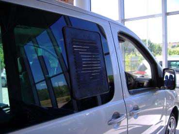 Lüftungsgitter Schiebefenster Peugeot Expert rechts- Beifahrerseite 01/2007 - 03/2016 - Lüftungsgitter Beifahrerseite hinten verbaut in weißem Fahrzeug