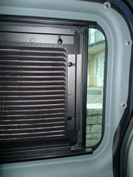 Lüftungsgitter Ford Nugget Schiebefenster NEU - BJ 2000 - 2013 - passend für links und rechts - Lüftungsgitter verbaut in weißem Fahrzeug Innenansicht