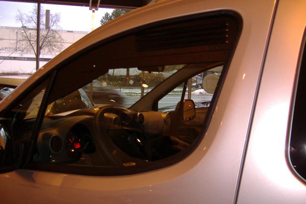 Lüftungsgitter Frischlüfter Peugeot Partner Tepee Fahrerhaus 03/2008 - 08/2018 - Lüftungsgitter Fahrerseite vorne verbaut in silbernem Fahrzeug