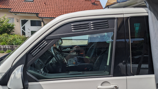 Lüftungsgitter Frischlüfter Fahrerhaus T5 / T6 / T6.1 EXCLUSIV - Lüftungsgitter Fahrerseite vorne verbaut in grauem Fahrzeug