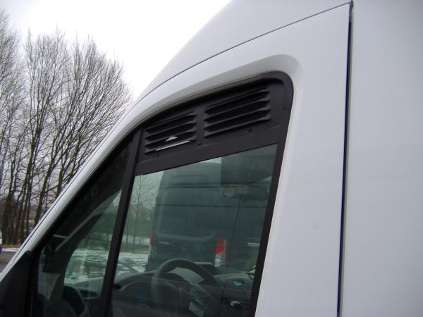 Lüftungsgitter Frischlüfter Ford Transit ab 05/2014 (der große Transit!) - Lüftungsgitter Fahrerseite vorne verbaut in weißem Fahrzeug