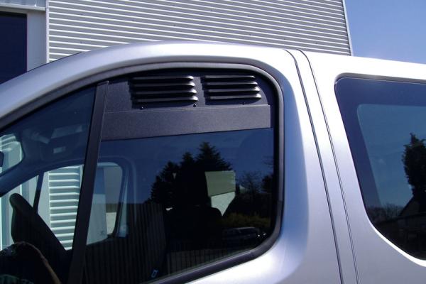 Lüftungsgitter Frischlüfter Nissan NV 300 und Fiat Talento ab 06/2016 - Lüftungsgitter Fahrerseite vorne verbaut in silbernem Fahrzeug