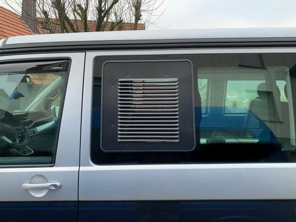 Lüftungsgitter T6.1 Schiebefenster links - Fahrerseite ab 10/2019 - Lüftungsgitter Fahrerseite hinten - verbaut in silbernem Fahrzeug