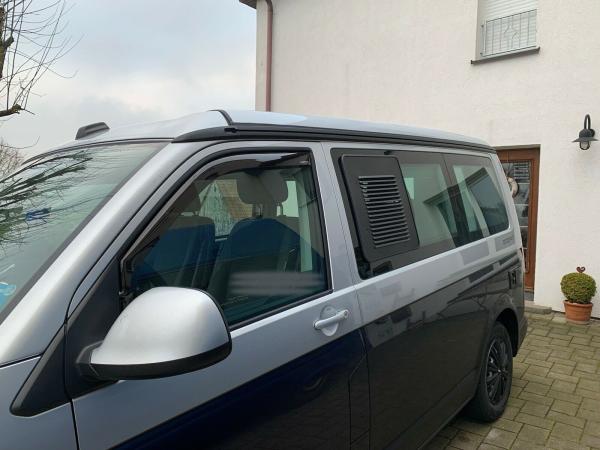 Lüftungsgitter T6.1 Schiebefenster links - Fahrerseite ab 10/2019 - Lüftungsgitter Fahrerseite hinten - verbaut in silbernem Fahrzeug