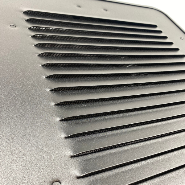 Lüftungsgitter Schiebefenster VW T7 Fahrerseite links EXCLUSIV - Lüftungsgitter Vorderseite Detailansicht Lüftungsschlitze