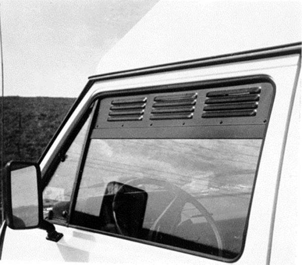 Lüftungsgitter Frischlüfter VW T3 Fahrerhaus BJ 1979-1992 - Lüftungsgitter Fahrerseite vorne verbaut in weißem Fahrzeug