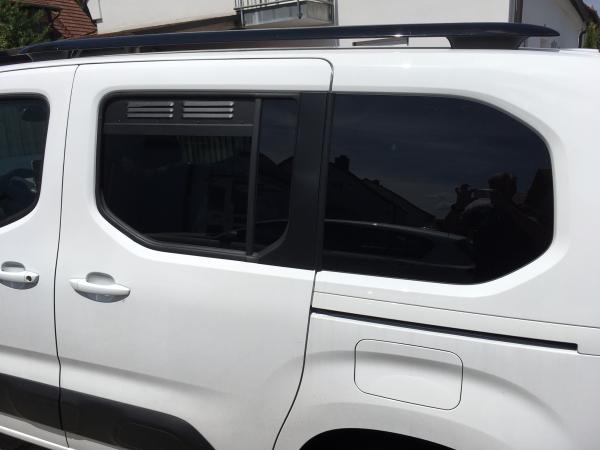 Lüftungsgitter Seitenfenster Peugeot Rifter, Citroen Berlingo, Opel Combo, Toyota Proace City ab 09/2018 - Lüftungsgitter Beifahrerseite hinten - verbaut in weißem Fahrzeug