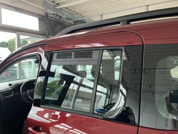 Frischlüfter Seitenfenster Renault Kangoo, Mercedes-Benz T-Klasse, Mercedes-Benz Citan, Nissan Townstar, Typenergänzung: Mercedes-Benz EQT ab 05/2021 - Lüftungsgitter Fahrerseite hinten - verbaut in rotem Fahrzeug