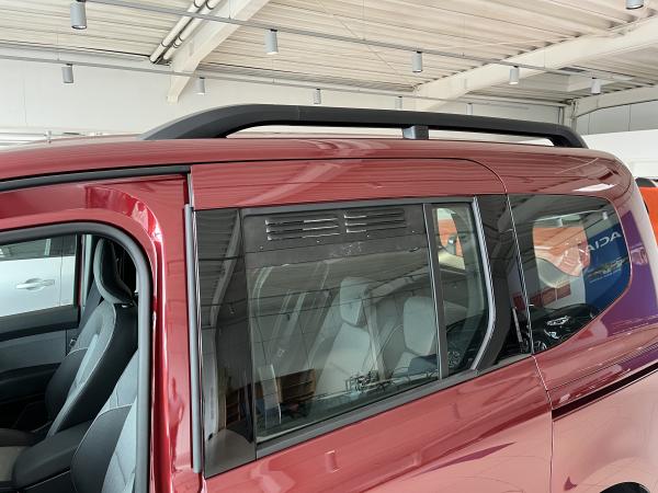 Frischlüfter Seitenfenster Renault Kangoo, Mercedes-Benz T-Klasse, Mercedes-Benz Citan, Nissan Townstar, Typenergänzung: Mercedes-Benz EQT ab 05/2021 - Lüftungsgitter Fahrerseite hinten - verbaut in rotem Fahrzeug