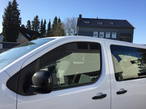 Lüftungsgitter Frischlüfter Fahrerhaus Opel Zafira und Opel Zafira Life Modell ab 01/2019 und Opel Vivaro C - Lüftungsgitter Fahrerseite vorne verbaut in weißem Fahrzeug