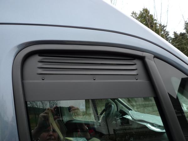 Lüftungsgitter Frischlüfter Fiat Ducato Fahrerhaus ab BJ 05/2014 - Lüftungsgitter Beifahrerseite vorne verbaut in weißem Fahrzeug