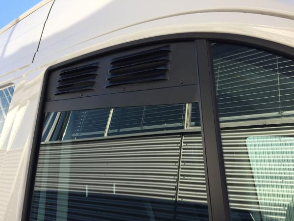 Lüftungsgitter Frischlüfter VW Crafter Fahrerhaus und MAN TGE ab 03/2017 - Lüftungsgitter Beifahrerseite vorne verbaut in weißem Fahrzeug