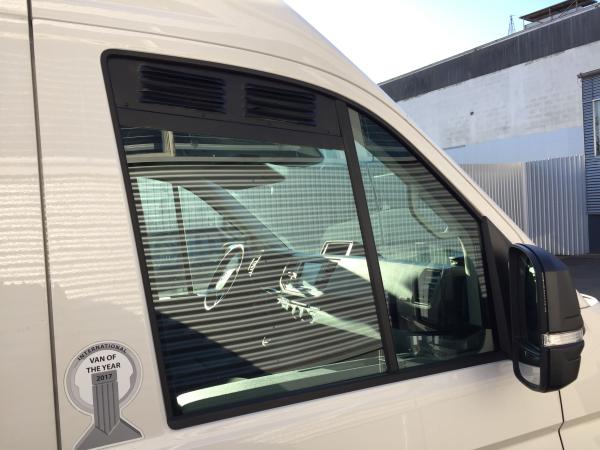 Lüftungsgitter Frischlüfter VW Crafter Fahrerhaus und MAN TGE ab 03/2017 - Lüftungsgitter Beifahrerseite vorne verbaut in weißem Fahrzeug