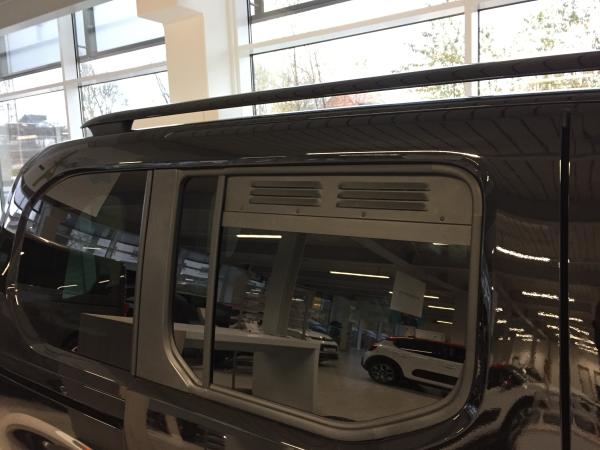 Lüftungsgitter Seitenfenster Peugeot Rifter, Citroen Berlingo, Opel Combo, Toyota Proace City ab 09/2018 - Lüftungsgitter Beifahrerseite hinten - verbaut in schwarzem Fahrzeug