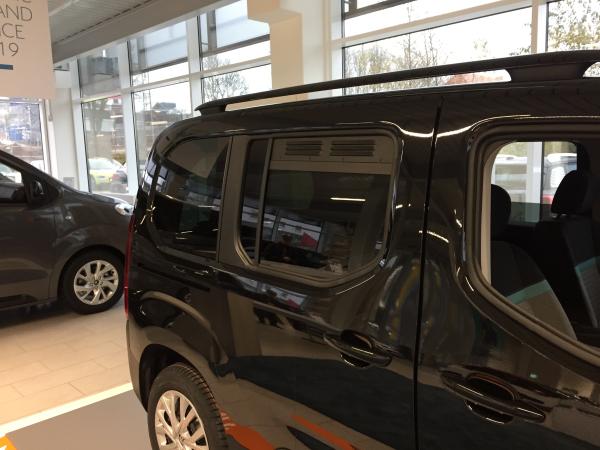 Lüftungsgitter Seitenfenster Peugeot Rifter, Citroen Berlingo, Opel Combo, Toyota Proace City ab 09/2018 - Lüftungsgitter Beifahrerseite hinten - verbaut in schwarzem Fahrzeug