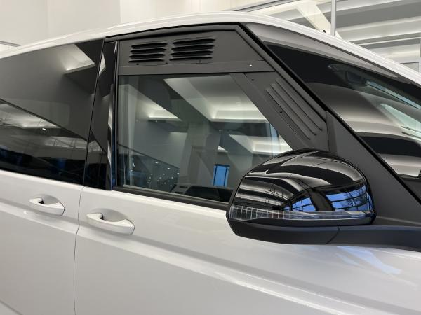 Lüftungsgitter Frischlüfter Fahrerhaus T7 EXCLUSIV - Lüftungsgitter Beifahrerseite vorne verbaut in weißem Fahrzeug