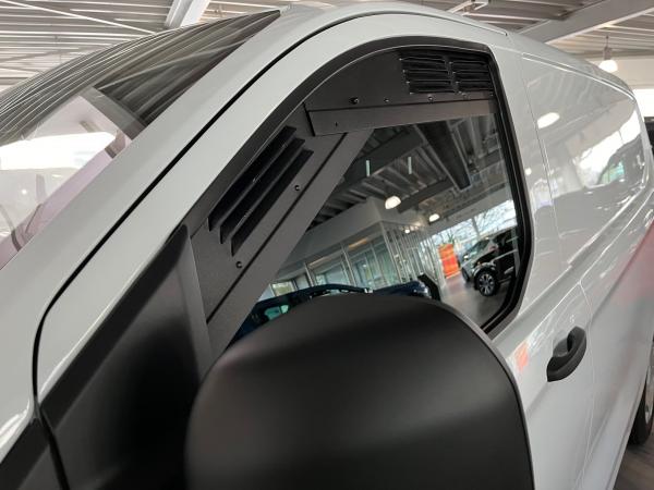 Lüftungsgitter Fahrerhaus Ford Custom ab 2024 V710 - Lüftungsgitter Fahrerseite vorne - verbaut in weißem Fahrzeug