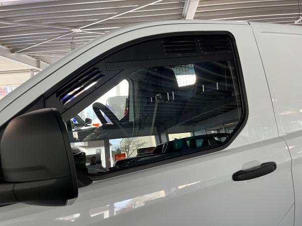 Lüftungsgitter Fahrerhaus Ford Custom ab 2024 V710 - Lüftungsgitter Fahrerseite vorne - verbaut in weißem Fahrzeug