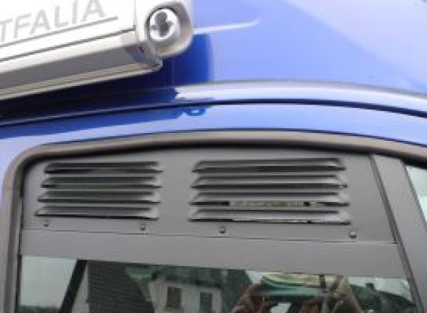 Lüftungsgitter Frischlüfter Ford Transit Custom, Tourneo und Nugget Fahrerhaus ab BJ 2012 - Lüftungsgitter Beifahrerseite vorne verbaut in blauem Fahrzeug