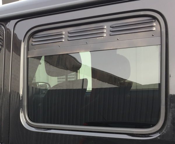 Lüftungsgitter Seitenfenster Mercedes-Benz G-Klasse ab 2018 - Lüftungsgitter verbaut in schwarzem Fahrzeug