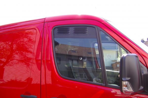 Lüftungsgitter Frischlüfter VW Crafter Fahrerhaus BJ 04/2006-2016 - Lüftungsgitter montiert Beifahrerseite vorne in rotem Fahrzeug