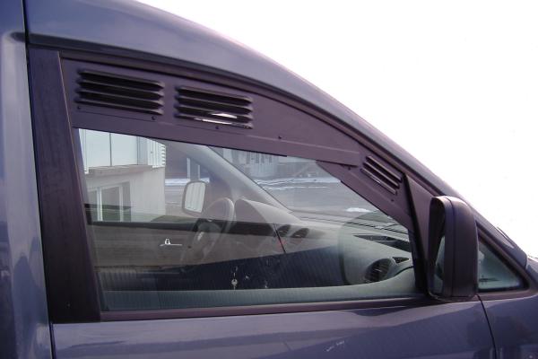 Frischlüfter Lüftungsgitter Fahrerhaus VW Caddy 2003 - 02/2020 EXCLUSIV - Lüftungsgitter montiert Beifahrerseite vorne in dunkelblauem Fahrzeug