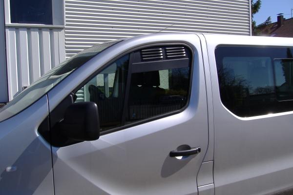 Lüftungsgitter Frischlüfter Renault Trafic 3 und Opel Vivaro B - Lüftungsgitter Fahrerseite vorne - verbaut in silbernem Fahrzeug