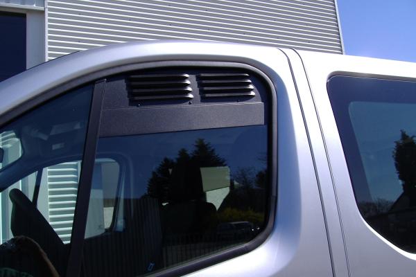 Lüftungsgitter Frischlüfter Renault Trafic 3 und Opel Vivaro B - Lüftungsgitter Fahrerseite vorne - verbaut in silbernem Fahrzeug