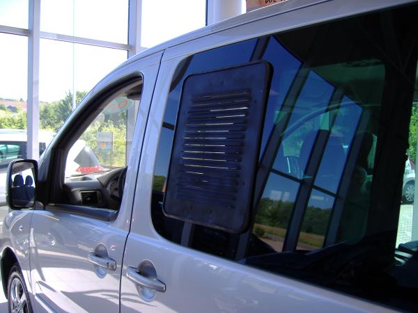 Lüftungsgitter Schiebefenster Citroen Jumpy ab 01/2007-03/2016 links - Fahrerseite - Lüftungsgitter Fahrerseite hinten verbaut in weißem Fahrzeug