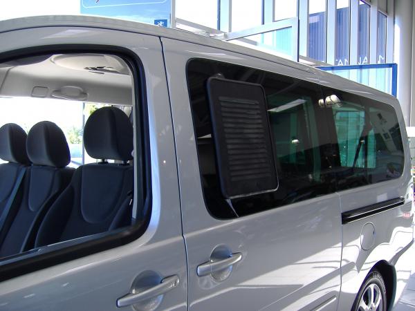 Lüftungsgitter Schiebefenster Citroen Jumpy ab 01/2007-03/2016 links - Fahrerseite - Lüftungsgitter Fahrerseite hinten verbaut in weißem Fahrzeug