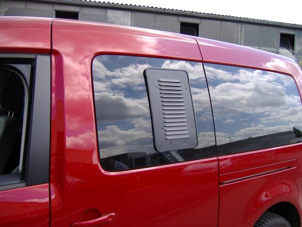 Lüftungsgitter Frischlüfter Fahrerhaus VW Caddy 2003 - 02/2020 - Fahrerseite Standard - Lüftungsgitter Fahrerseite hinten - verbaut in rotem Fahrzeug
