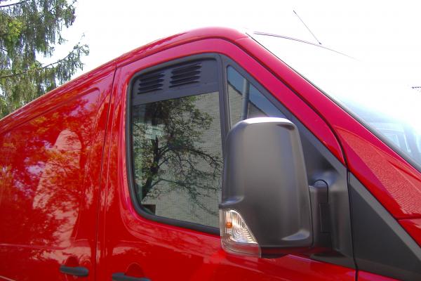 Lüftungsgitter Frischlüfter Mercedes Sprinter Fahrerhaus BJ 04/2006-2018 - Lüftungsgitter montiert Beifahrerseite vorne in rotem Fahrzeug