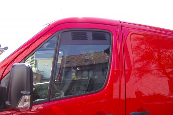 Lüftungsgitter Frischlüfter Mercedes Sprinter Fahrerhaus BJ 04/2006-2018 - Lüftungsgitter montiert Fahrerseite vorne in rotem Fahrzeug