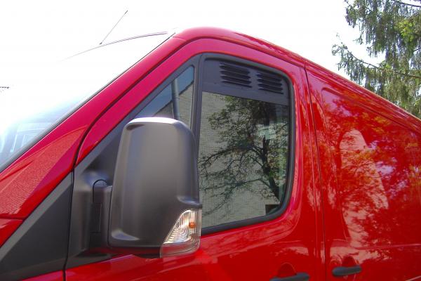Lüftungsgitter Frischlüfter Mercedes Sprinter Fahrerhaus BJ 04/2006-2018 - Lüftungsgitter montiert Fahrerseite vorne in rotem Fahrzeug