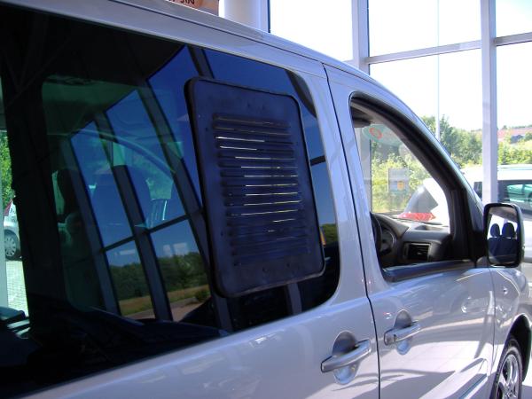 Lüftungsgitter Schiebefenster Peugeot Expert rechts- Beifahrerseite 01/2007 - 03/2016 - Lüftungsgitter Beifahrerseite hinten verbaut in weißem Fahrzeug