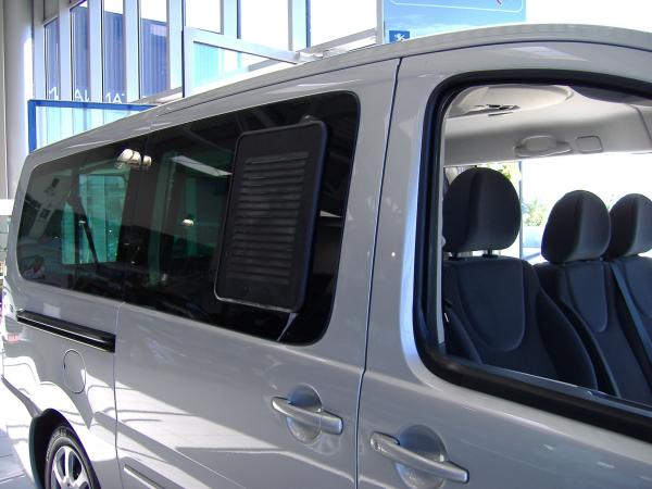 Lüftungsgitter Schiebefenster Peugeot Expert rechts- Beifahrerseite 01/2007 - 03/2016 - Lüftungsgitter Beifahrerseite hinten - verbaut in weißem Fahrzeug