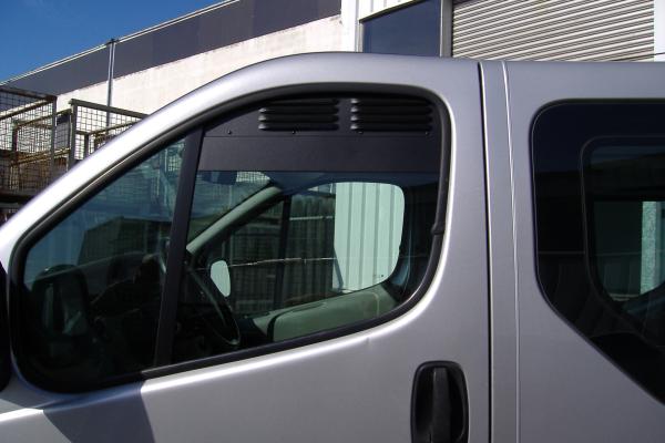 Lüftungsgitter Frischlüfter Renault Trafic 2 Fahrerhaus ab 01/2001 - 2014 - Lüftungsgitter montiert Fahrerseite vorne in silbernem Fahrzeug