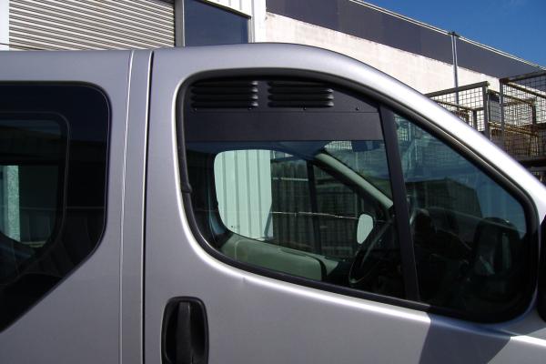 Lüftungsgitter Frischlüfter Renault Trafic 2 Fahrerhaus ab 01/2001 - 2014 - Lüftungsgitter montiert Beifahrerseite vorne in silbernem Fahrzeug