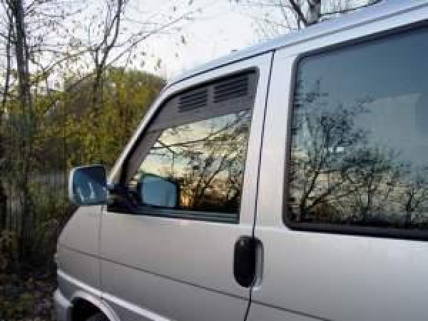 Lüftungsgitter Frischlüfter Fahrerhaus VW T4 BJ 1990-2003 - Lüftungsgitter Fahrerhaus vorne verbaut in silbernem Fahrzeug