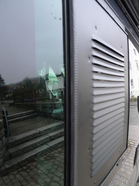 Lüftungsgitter Ford Nugget Schiebefenster NEU - BJ 2000 - 2013 - passend für links und rechts - Lüftungsgitter in Fahrzeug verbaut Detailansicht