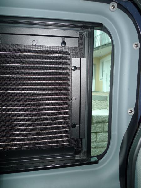Lüftungsgitter Ford Nugget Schiebefenster NEU - BJ 2000 - 2013 - passend für links und rechts - Lüftungsgitter verbaut in weißem Fahrzeug Innenansicht