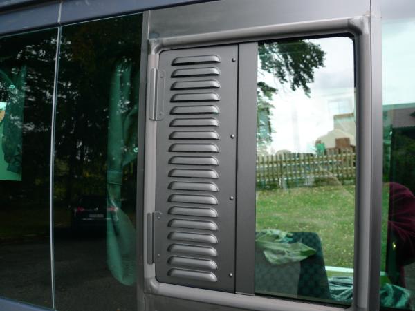 Lüftungsgitter Ford Transit Beifahrerseite 04/2000 - 2013 Schiebefenster - Lüftungsgitter Beifahrerseite hinten - an Fahrzeug verbaut